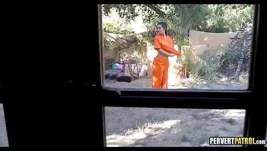 Çılgın kız evini işgal etti