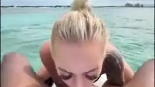Büyük zenci yarağı jet skide emiyor ve sikiliyor
