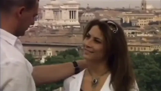 Seksi büyük memeli fahişe yatakta sert yarakla sikişiyor