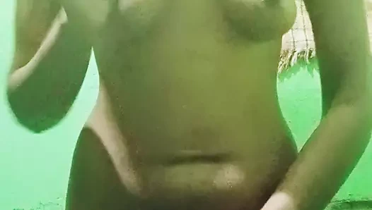 Hintli kadın yalnız yaşıyor