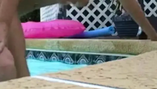 Brandon'ın havuz başı solo seansı