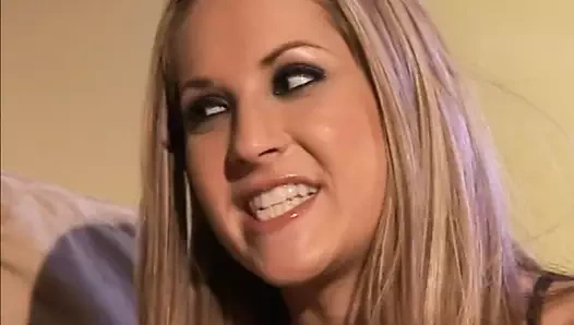 iki şehvetli beyaz civciv almak dövülerek tarafından iki siyah musluklar