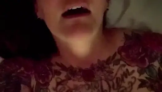 Gecenin ortasında mastürbasyon yapıyor ve çok sert boşalıyor