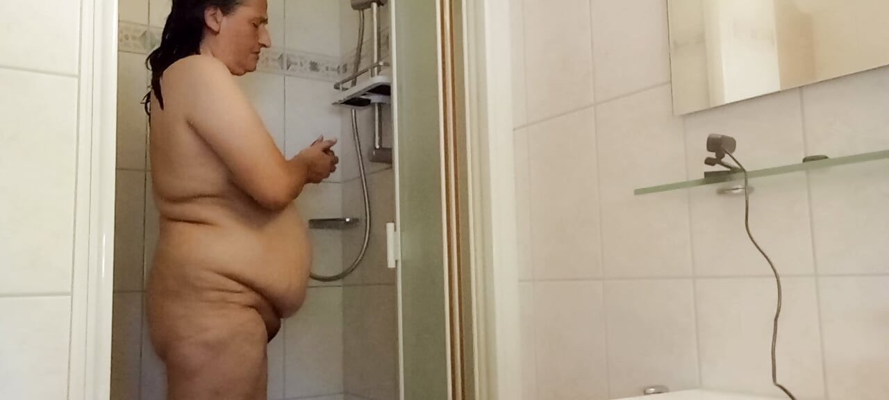 Alman MILF Duş Göbek - tombul göbek odakta
