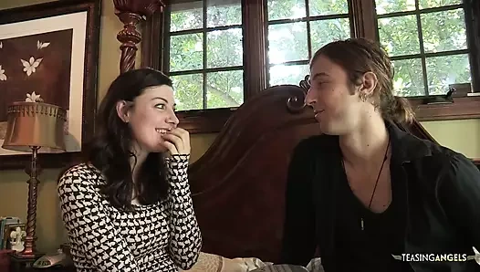 Banyoda şenlikli bir şekilde sikişmesi sapık sarışın hatun için bir dönüş