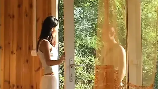 Azgın adam açık havada seksi hatunla domalarak sikişiyor