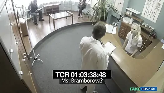 Студентка получает осмотр всего тела и сюрприз с кримпаем