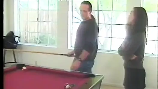 Ateşli küçük memeli Asyalı bilardo masasında yatıyor, böylece tonlu adam kıllı amını sikebiliyor