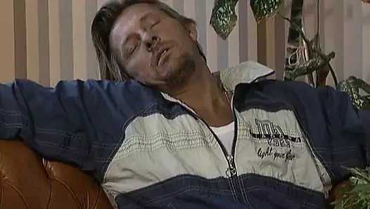 Tombul sarışın Alman bebek oturma odasında nemli deliklerini genişletiyor