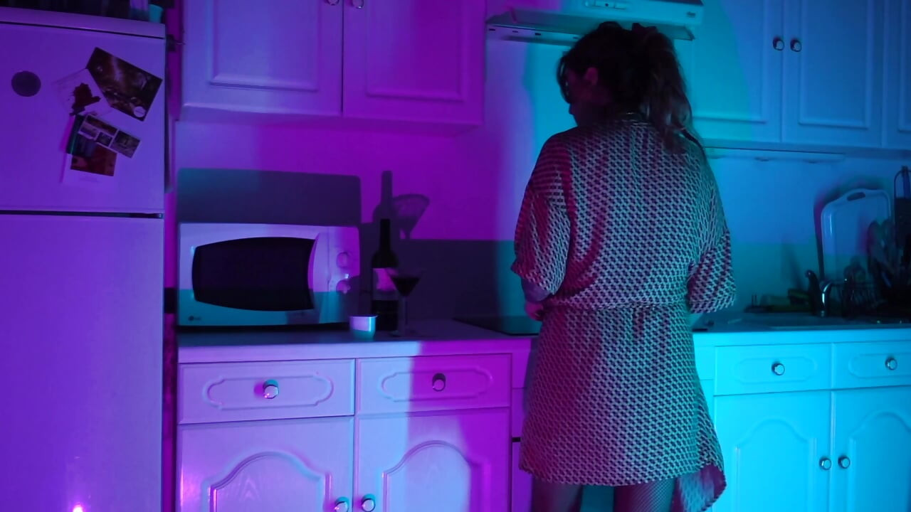Küçük Sürtük Kiracı Tarafından AIRBNB Mutfağında Becerdin Alır! - Amatör çift TULIP x ROSE