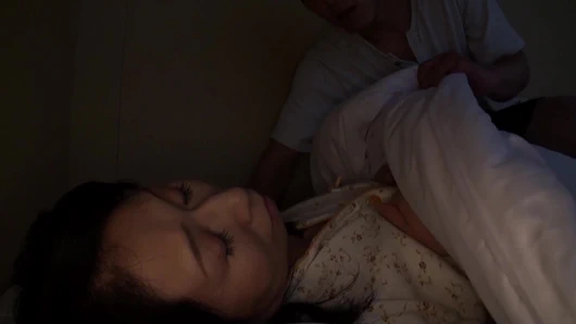 Büyük memeli dul kadın üvey oğlunu sikiyor, kocasının kalıntılarının önünde orgazm oluyor! - Bölüm 1