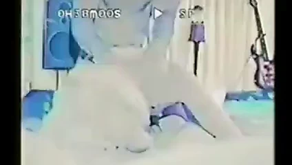 Bazı siyah horozlar için daireye geldi