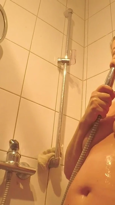Azgın mastürbasyon, duş altında büyük bir yarağın çiş ve oral seksi - küçük güneş ışığı orta yaşlı seksi kadın | Klip 2
