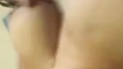 göğüsleri ile oynamak