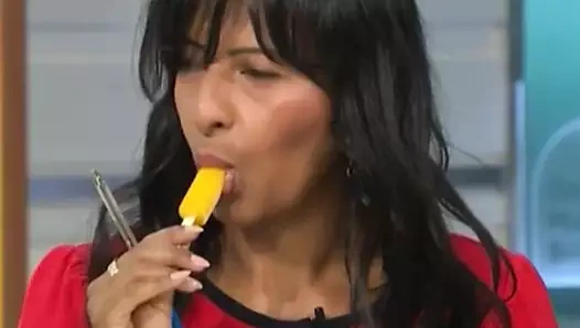 Seksi Asya milf veren oral seks için lollipop