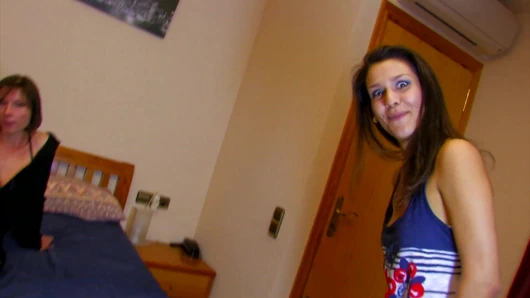 Sevimli olgun ev hanımı var ona ilk porno film deneyimi