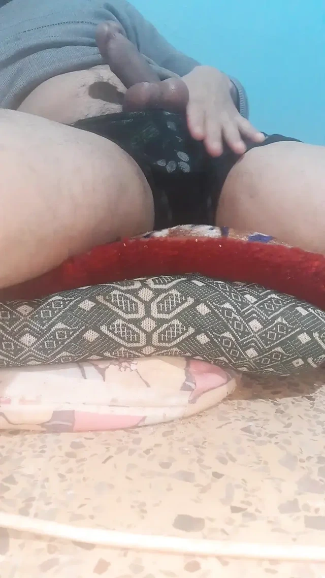 Pantolonunu indiriyor ve telefonunda iç çamaşırıyla mastürbasyon yapıyor