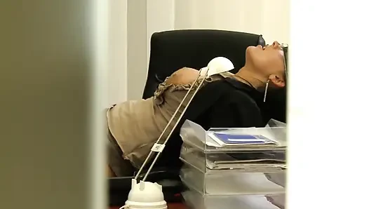 Yaramaz Sekreter Röportaj Sırasında Dildo'sunu Kullanıyor