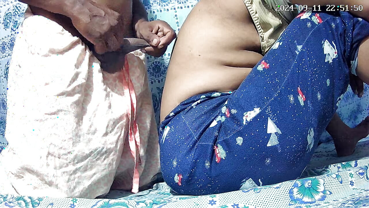 Dar pantolonlu ve gömlekli Hintli kız seks yapıyor 2876