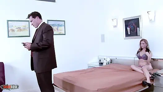 Haley cummings otel odasında büyük memeli sürpriz