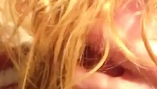 seksi olgun sarışın fısıltı ve dalga geçiyor içinde bornoz