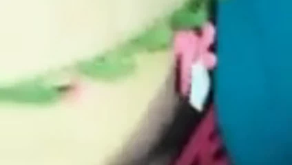 Kopftuch Schlampe saugt Schwanz und wird gefickt