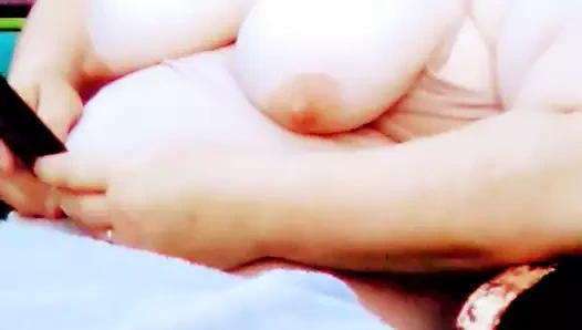 Karısının yumuşak göğüsleri