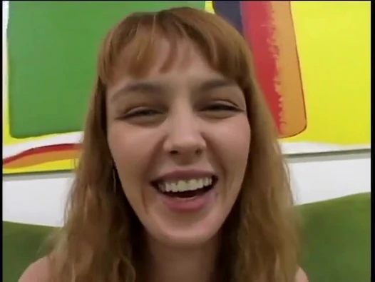 Seksi götlü esmer bir profesyonel gibi adamın sikini emiyor