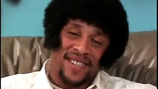 Bayan adam yatakta iki istekli sürtük tarafından sikini emdiriyor