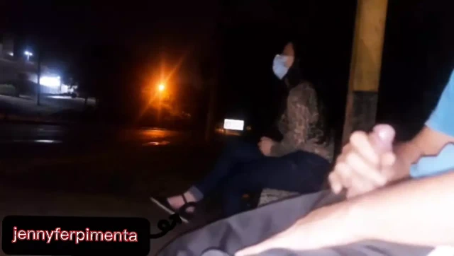 Cidden, sikimi bu kadının önünde otobüsü bekleme riskine sokuyorum... Nasıl tepki verecek?