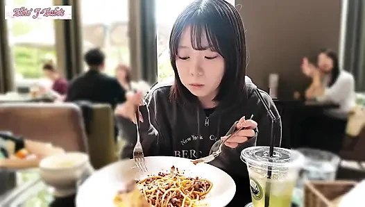 Eski idol seviyesindeki güzellik olgun Allure'yı yayıyor, baştan çıkarma son çizgiden hemen önce duruyor