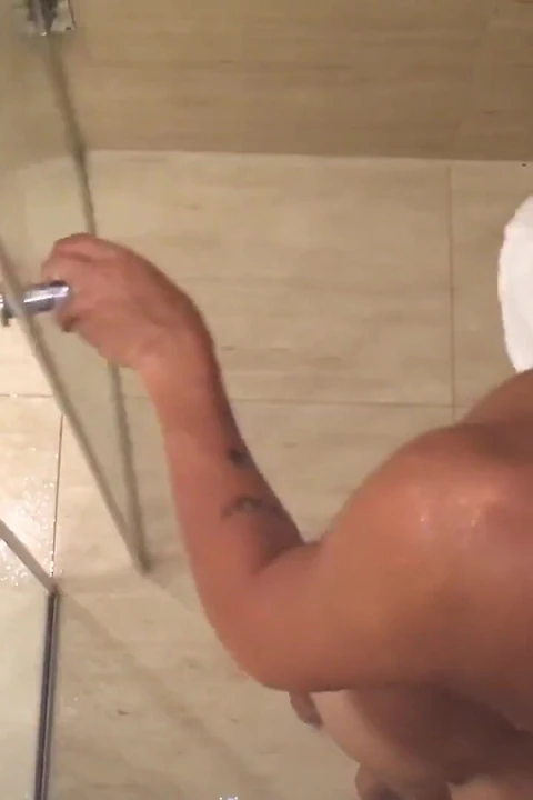 Twink vücudu ve sünnetsiz yarağı için duş alıyor