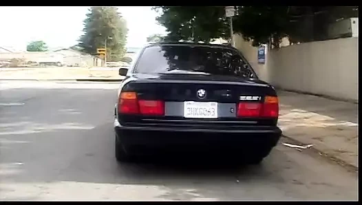 Güzel götlü esmer kadın adamın yarağına biniyor