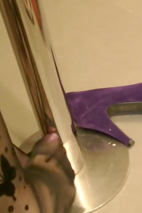 Violet velvet pumps ve siyah kelebekli külotlu çorapla ayakkabı oyunu