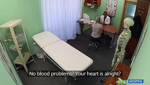 Фйковая больница - фигуристая блондинка с круглой принимает шаловливое предложение доктора для удовольствия