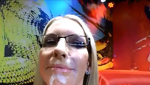 Sarışın bakış açısı yüze boşalma