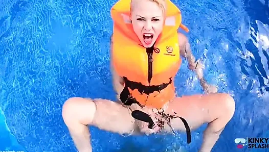 Can yeleği vibe havuzda oynuyor