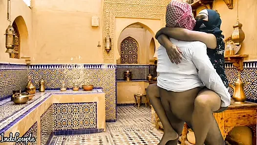 Suudi koca ve İranlı evli kadın mutfakta