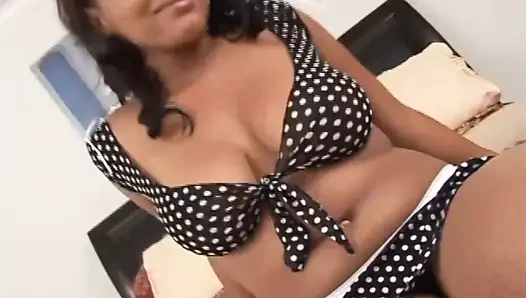 Busty genç büyük siyah horoz seviyor!