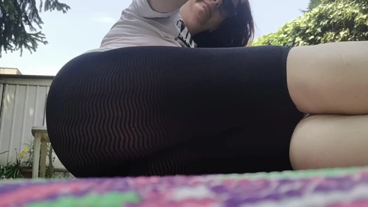 İtalyan kadın bahçede kirli ayaklar ve şeffaf yoga pantolonu