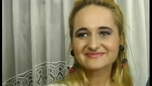 Sarışın kamera önünde ilk cinsel deneyimini yaşamak istiyor