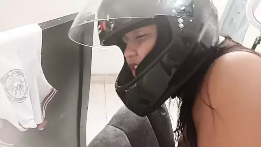 En iyi arkadaşım üvey kız kardeşimi sikiyor, ama ona izin verdim, çünkü ondan hoşlanıyorum