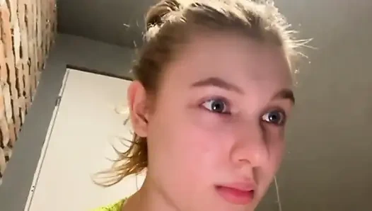 Herkesin içinde mastürbasyon. Dildoya bin. Anal sikiş