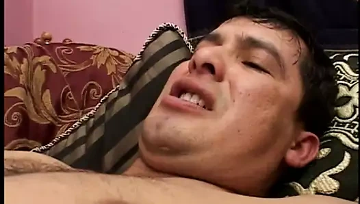 Pis düzgün vücutlu sarışın bayan büyük aleti çalmayı seviyor