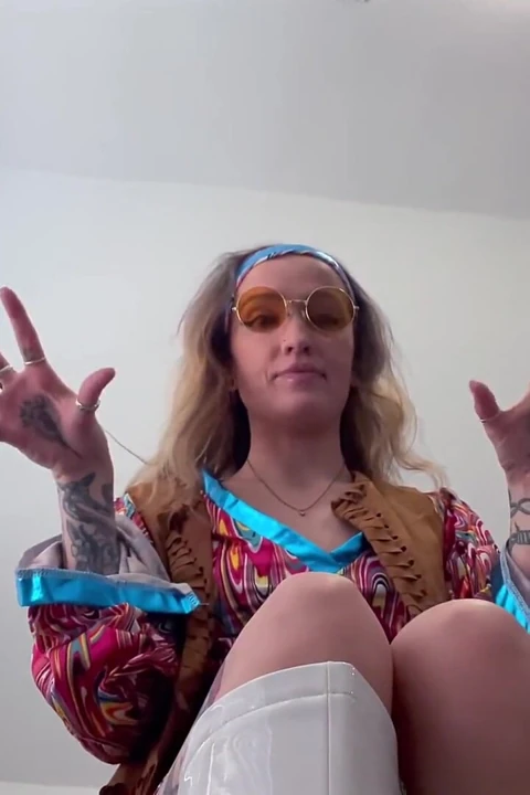 Sutton'un groovy '60'ların dev fantezisi 4k bakış açısı minik heyecan bekliyor!
