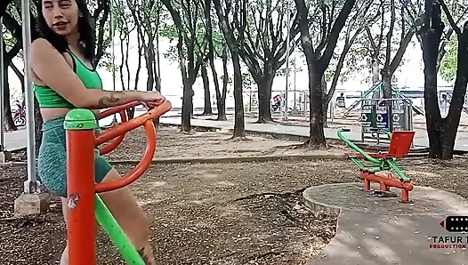 Parkta komşumu baştan çıkarıyorum ve amımı çok iyi sikmesi için ona para veriyorum tam hikaye