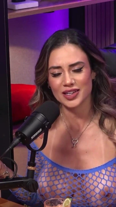 Падающий с челюсти момент из "Сексуальная толстая девушка и шаловливая японская девушка ласкаются в подкасте КАЛИФОРНИЙСКОГО ТВ"