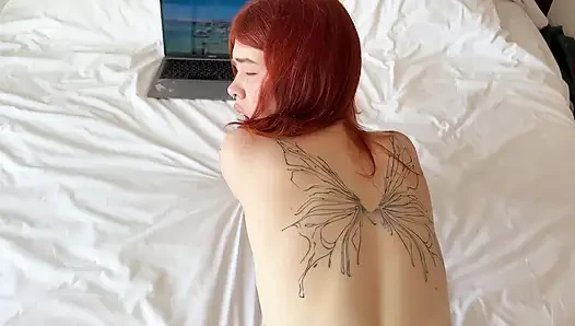Yabancı yabancı odamı karıştırdı ve beni sikti