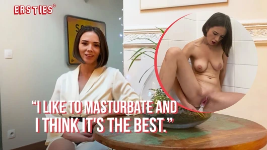 Ersties - tamamen ıslak ve sabunlu, Eve kendine zevk getirmek için bir dildo alıyor