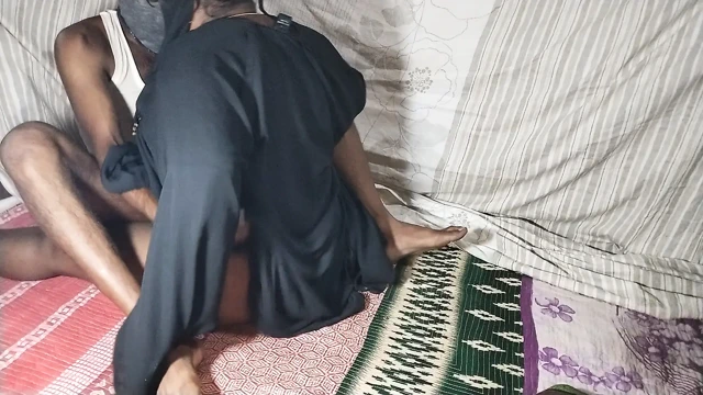 Hintli kadın kocasının açık havada romantizmi yaşıyor